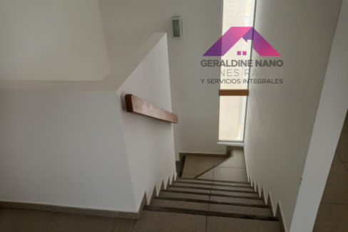 11 Escaleras al 3er. piso
