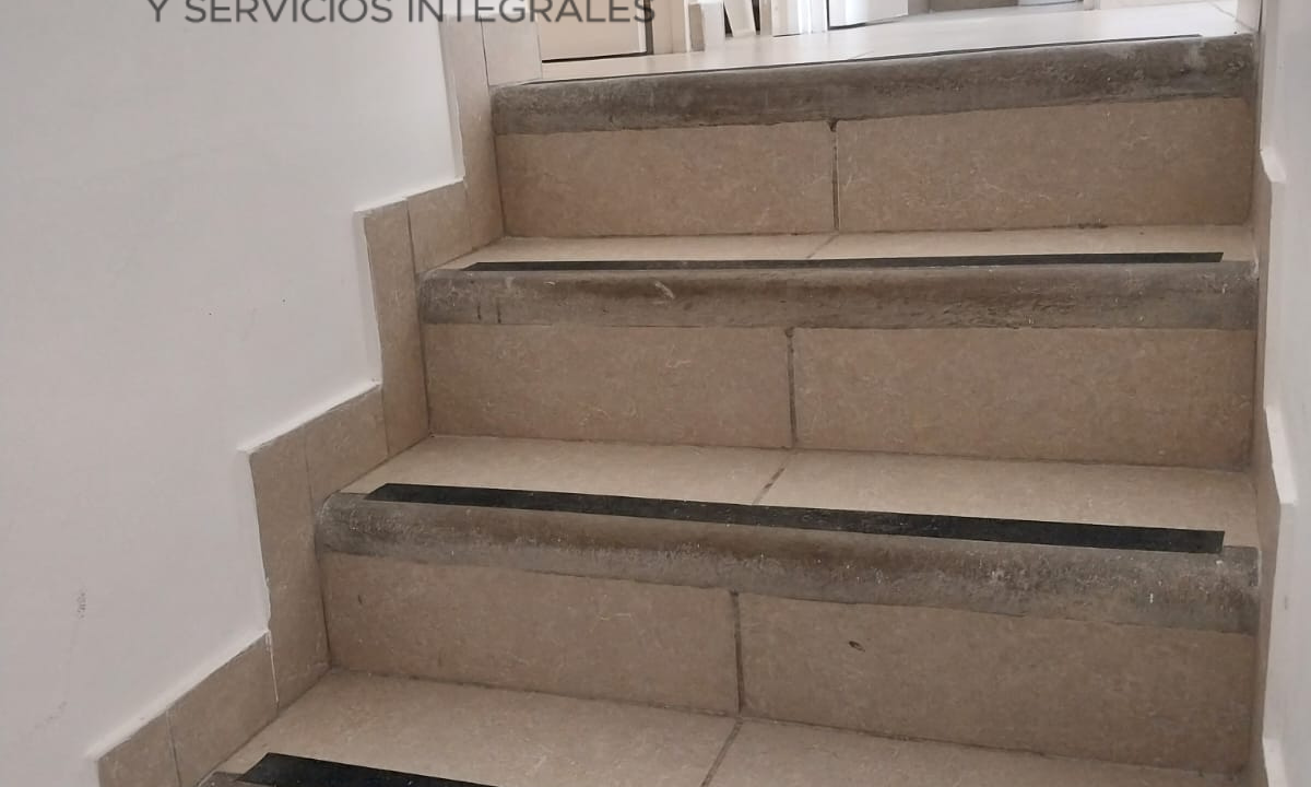 18 Escaleras al 2do. piso