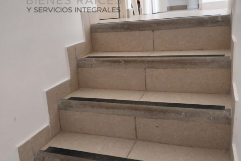 18 Escaleras al 2do. piso
