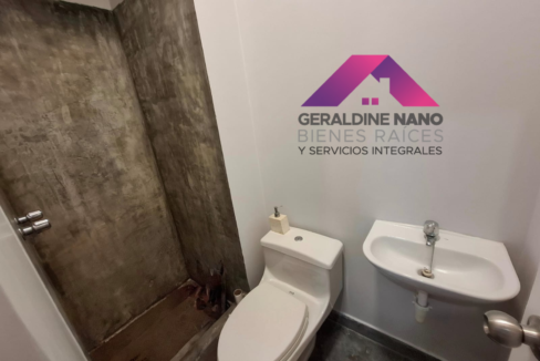 32 Baño de Servicio