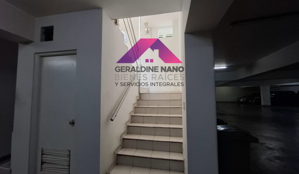 35 Escal. hacia el estac. sótano