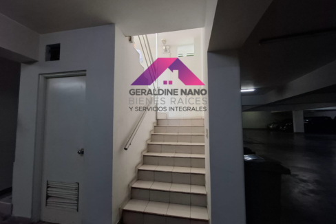 35 Escal. hacia el estac. sótano